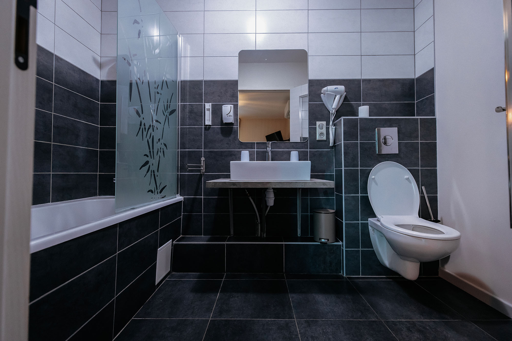 Salle de bains équipée