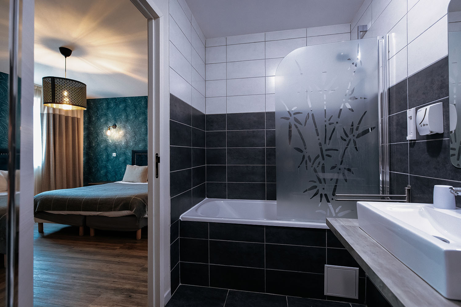 Salle de bains avec baignoire