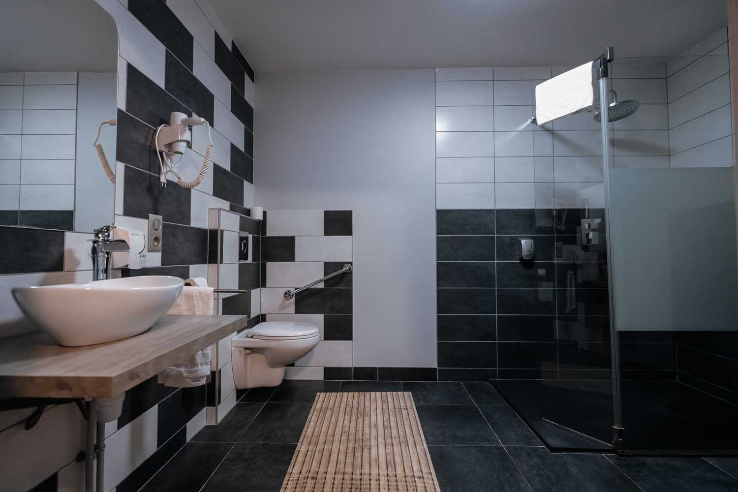 Salle de bains avec cabine de douche