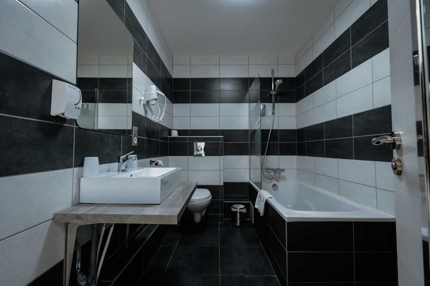 Salle de bains avec baignoire
